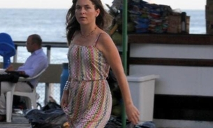 Claudia Abreu sai correndo descalça pelas ruas ao avistar paparazzi