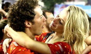  Famosos beijam muito durante o desfile das vencedoras