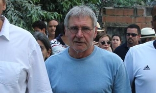  Harrison Ford, astro de Indiana Jones, visita favela no Rj