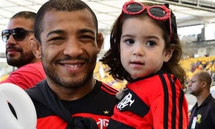   José Aldo curte jogo do Flamengo com a filha à tiracolo