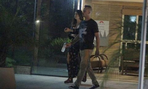 Paulinho Vilhena e Thaila Ayala são flagrados juntos