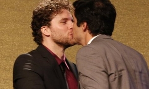   Mateus Solano e Tiago Fragoso se beijam em premiação de 'Amor à Vida'