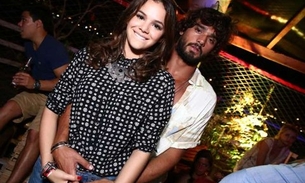 Bruna Marquezine curte show agarradinha com Marlon Teixeira