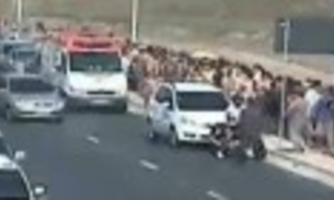 Repórter atingido na cabeça enquanto no meio da gravação de  uma matéria