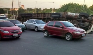 Carreta tomba na Bola da Suframa e congestiona o trânsito