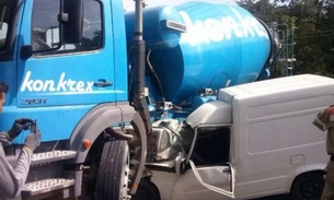 Betoneira se choca com pick up na estrada do aeroporto