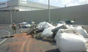 Carreta tomba e açúcar vai parar no asfalto