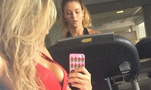 De biquíni, Ex-BBB Adriana exibe corpão em praia do Rio 