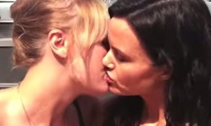  Atrizes americanas mandam ver em beijo quente e recebem balde de gelo