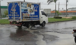 Buracos viram piscina na avenida Buriti