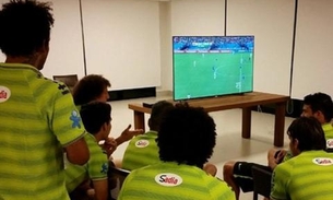 Seleção Brasileira assiste jogos na Band e deixa Globo irritada