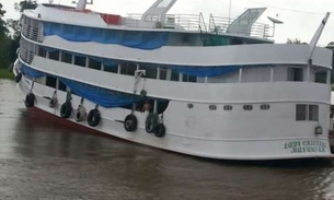 Temporal encalha barco em Itacoatiara