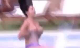Vídeo: BBB Amanda tira o biquíni e se joga na piscina de topless