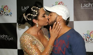 Gracyanne Barbosa ganha beijo do marido Bello antes no sambódromo 