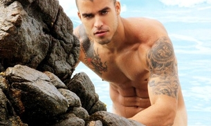  Morenaço tira a cueca e posa na praia