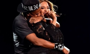 Beyoncé e Jay Z trocam carinho no palco 