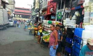 Comerciantes tomam pista e calçadas da Barão de São Domingos, no Centro