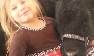Menina de 5 anos captura vaca, leva para casa, e quase mata a mãe de susto
