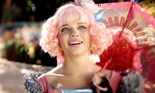 Seio de Bruna Linzmeyer escapa em cena de novela