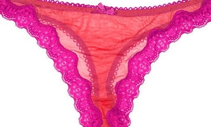 Homem acorda do procedimento cirúrgico de calcinha rosa 