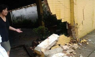 Caminhão bate em Fit que derruba fachada de restaurante