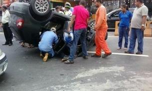 Dente-de-dragão e imprudência fazem carro capotar