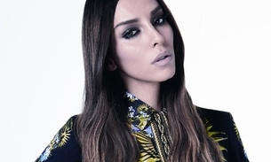 Lea T posa nua na web ao lado de cachorrinho 