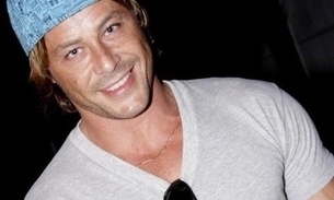 Após dois meses de namoro, Theo Becker fica noivo de médica 