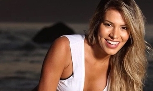 Ex-BBB Adriana ostenta bumbum em foto de biquíni