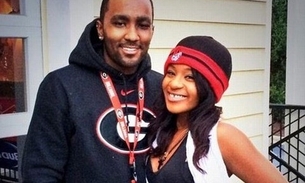 Filha de  Whitney Houston é encontrada inconsciente na banheira