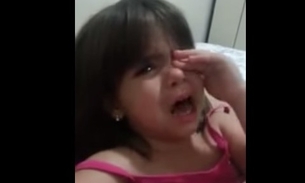 Menina de 3 anos chora porque sua mãe não deixa ela namorar