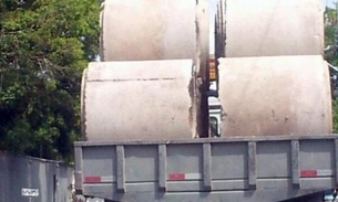 Tubos de concreto são transportados sem segurança