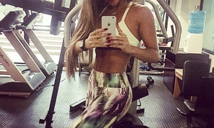 Carol Muniz sensualiza em selfie e mostra barriga chapada 