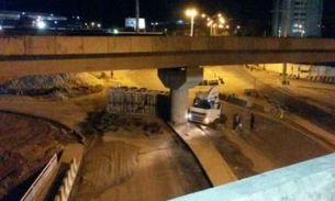 Carreta transportando cilindros de gás se choca com viaduto