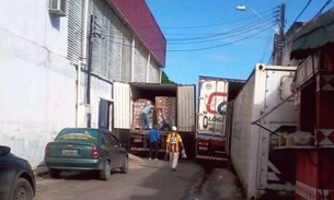 Carreta com contêiner-frigorífico atrapalha trânsito no Fuxico