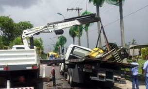 Carreta transportando trator tomba e destrói parada de ônibus