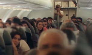 Vídeo: Cazuza 'ressurge' em avião e surpreende passageiros