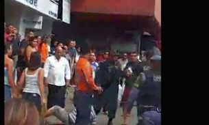 Retirada de vendedores de churrasco cria tumulto na Eduardo Ribeiro