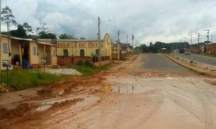 Lama e poste precário colocam em risco moradores do Cidadão 10