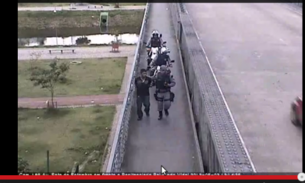 Homem flagrado entregando celular a preso na Vidal Pessoa. Veja vídeo