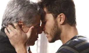  'Império': Téo publica foto de beijo de Cláudio e Leonardo e Enrico surta
