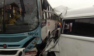 Dois homens ficam feridos em colisão de ônibus com Kombi