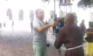Monge católico expulsa evangélico da praça da Matriz em Manaus