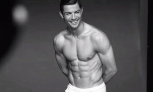  Cristiano Ronaldo posa de cueca e exibe tanquinho