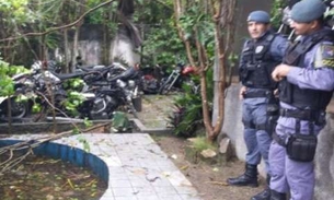 Muro desaba sobre carro e revela depósito de motos no Japiim