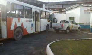 Choque de caminhão do Detran com ônibus deixa passageiros na rua