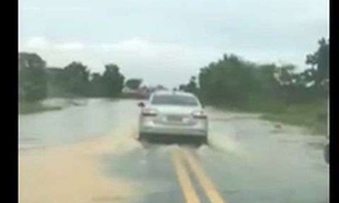 Motorista pede velocidade à santa e comemora com palavrão