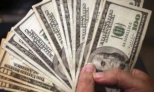 Dólar cai e tem menor cotação do mês