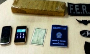 Depois de escalar muros e telhados, homem é preso com 1 kg de maconha