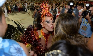   Musas do Carnaval, Sabrina Sato e Viviane Araújo se beijam na Sapucaí